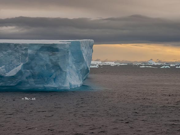 escale,Barrière de Larsen-Antarctique_zoom,AQ,BLX,512608.jpg