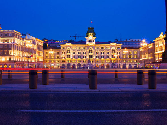https://static.service-voyages.com/mobile/croisiere/images/fr/escales/escale,trieste-trieste_zoom,IT,TRS,546029.jpg