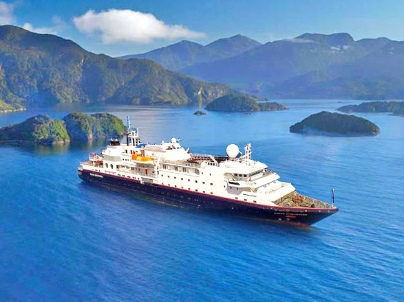 https://static.service-voyages.com/mobile/croisiere/images/fr/navires/navire,la-belle-des-oceans_max,1408,68375.jpg