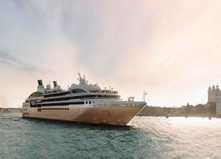 https://static.service-voyages.com/mobile/croisiere/images/fr/navires/navire,le-lyrial_max,1272,25355.jpg