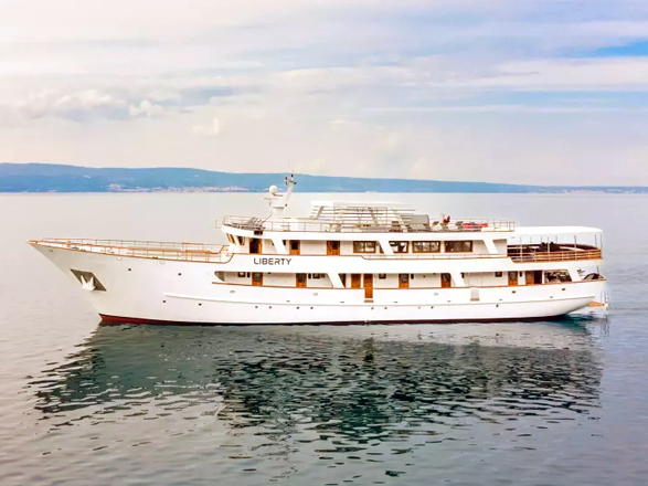 https://static.service-voyages.com/mobile/croisiere/images/fr/navires/navire,liberty_max,1571,544820.jpg