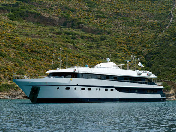 https://static.service-voyages.com/mobile/croisiere/images/fr/navires/navire,m/y-harmony-g_max,1287,64134.jpg