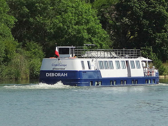https://static.service-voyages.com/mobile/croisiere/images/fr/navires/navire,ms-deborah-(ou-similaire)_max,1307,33447.jpg