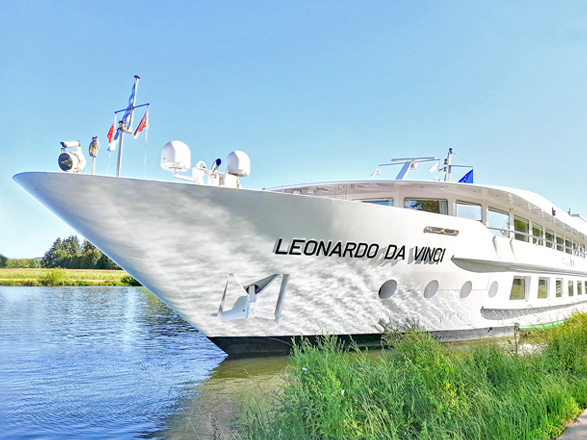 https://static.service-voyages.com/mobile/croisiere/images/fr/navires/navire,ms-leonard-de-vinci-(ou-similaire)_max,1229,545186.jpg