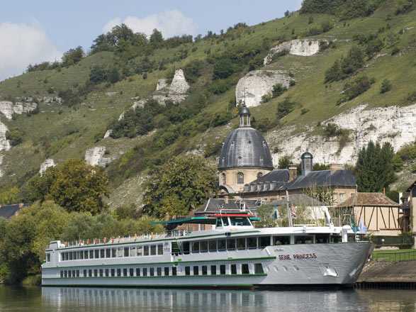 https://static.service-voyages.com/mobile/croisiere/images/fr/navires/navire,ms-seine-princess-(ou-similaire)_max,1219,33610.jpg