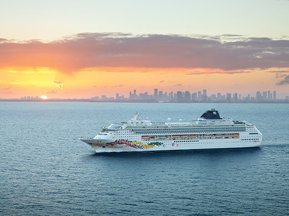 https://static.service-voyages.com/mobile/croisiere/images/fr/navires/navire,norwegian-sky_max,1135,515803.jpg