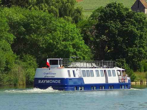 https://static.service-voyages.com/mobile/croisiere/images/fr/navires/navire,raymonde-(ou-similaire)_max,1308,28475.jpg