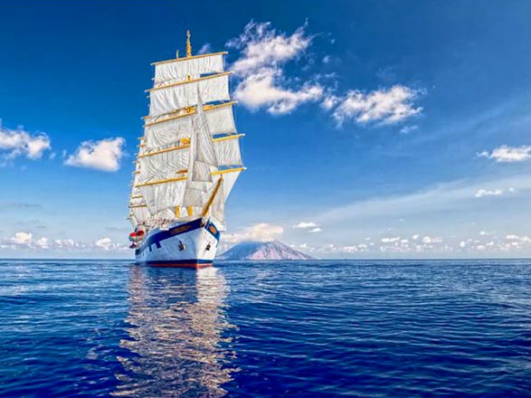 https://static.service-voyages.com/mobile/croisiere/images/fr/navires/navire,royal-clipper_max,315,40763.jpg