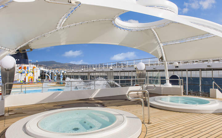 Photo Espace piscine avec Bains à remous